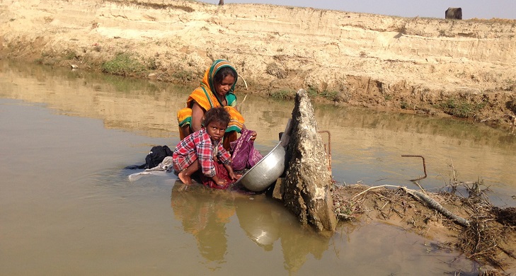 ढलेको सीमास्तम्भमा लुगा धुन्छन् भारतीय
