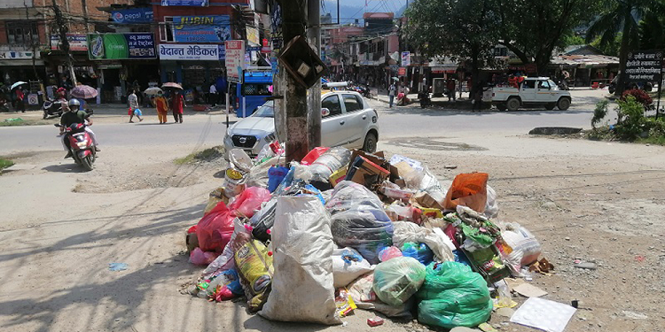 चोक चोकमा फोहोर