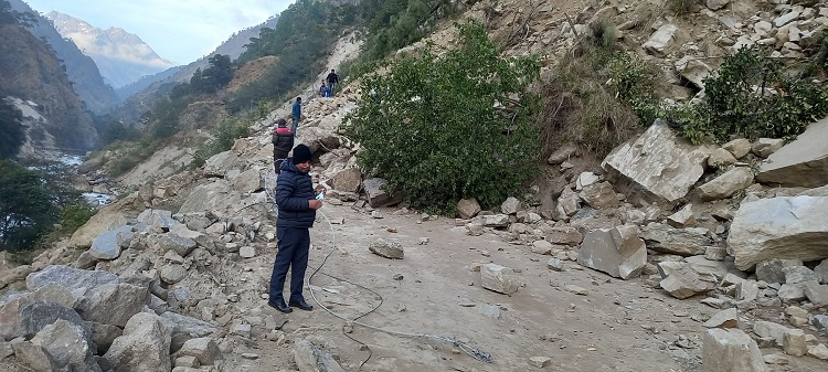 रसुवामा सुक्खा पहिरो पन्छाउन सुरु, सडक खुल्न आझै दुई दिन लाग्ने