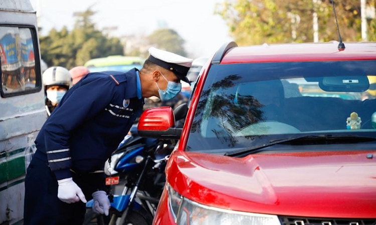 सवारीसाधनमा जोर विजोर लागु गर्न प्रहरी चेकिङ (फोटोफिचर)