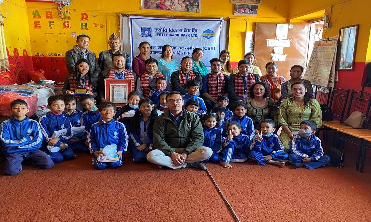 नव आदर्श माध्यमिक विद्यालयलाई ज्योति विकास बैंकको सहयोग