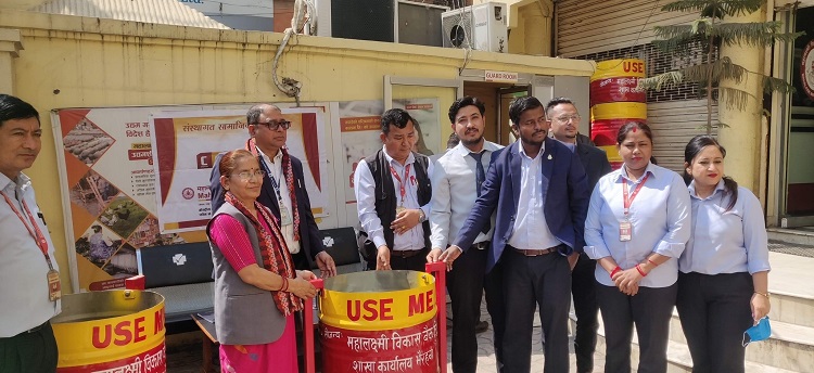 सिद्धार्थनगर नगरपालिकालाई महालक्ष्मी विकास बैंकको डस्टविन