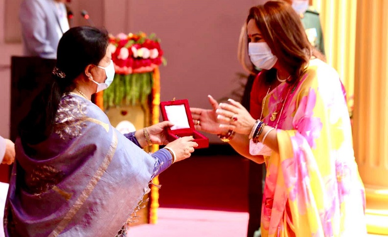 मेगा बैंककी कामु सिइओ रविना देशराज सरकारबाट विभुषित