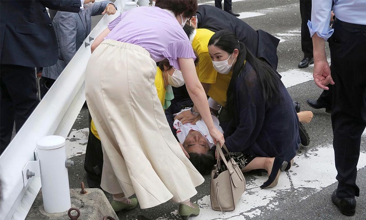 गोली लागेका जापानी पूर्वप्रधानमन्त्रीलाई आझै आएन होस