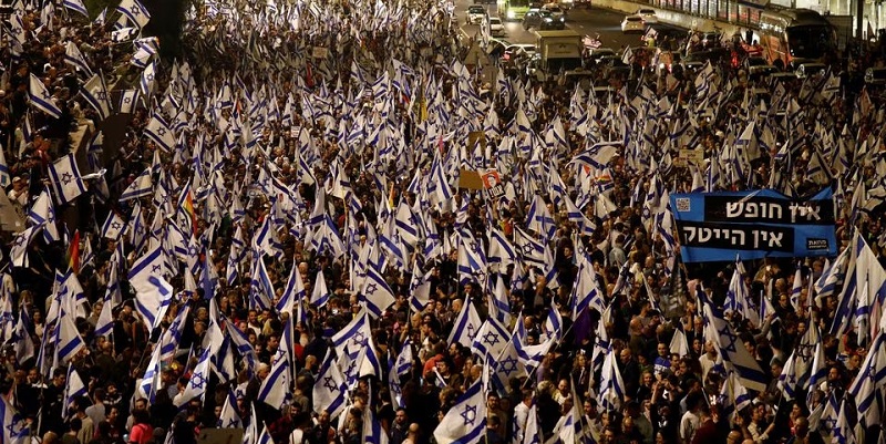 मध्यरातमा किन सडकमा ओर्लिए हजारौं इजरायली?